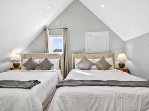 Ένα ή περισσότερα κρεβάτια σε δωμάτιο στο LUX Retreat Home with Yard