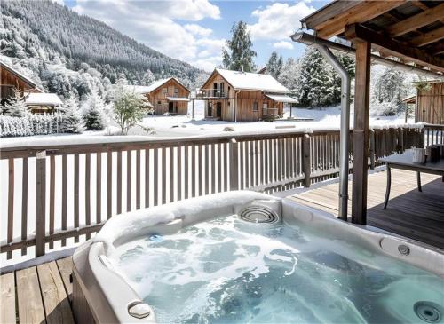 Nespecifikovaný výhled na hory nebo výhled na hory při pohledu z chaty