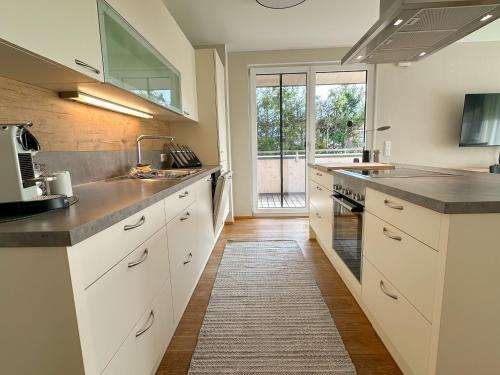 Η κουζίνα ή μικρή κουζίνα στο "FOUR" - Premium Apartments Seekirchen, Stilvolle 3-Zimmer Wohnung mit Balkon