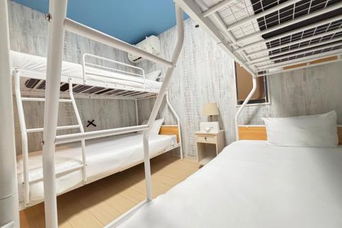 ein Schlafzimmer mit zwei Etagenbetten in einem Zimmer in der Unterkunft Grandioso OKINAWA VILLA ONNA 5A - Vacation STAY 97721 in Meta