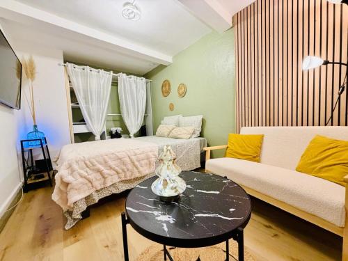 Ένα ή περισσότερα κρεβάτια σε δωμάτιο στο Le Petit Refuge du Centre Historique