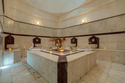 ein großer Raum mit einem Altar mit Kerzen darin in der Unterkunft Kemer Grand Viking Resort Hotel All-Inclusive in Kemer