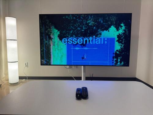 Televiisor ja/või meelelahutuskeskus majutusasutuses Stay Moonlight N201 Jinju Castle Jinyangho Park Yudeung Museum Jinju National University of Education Jinju Health University Gyeongnam National University Jinju Court