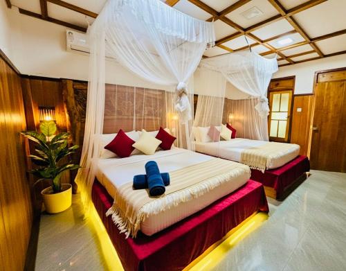 Postel nebo postele na pokoji v ubytování Maika safari lodge