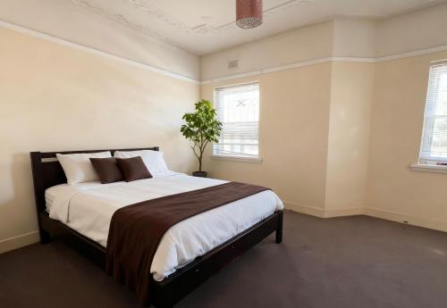 Кровать или кровати в номере Burwood central unit