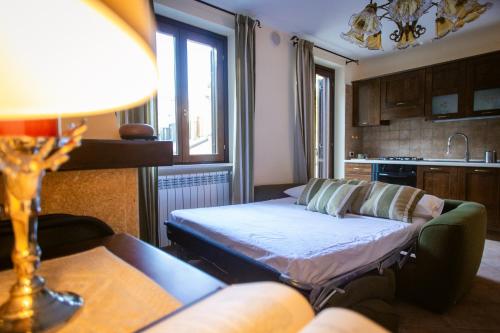 ein Wohnzimmer mit Sofa und Tisch in der Unterkunft La Dimora San Rocco, Montagna e Relax in Roccaraso