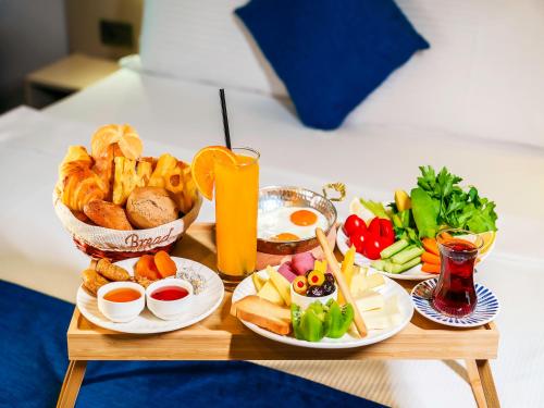 een dienblad met ontbijtproducten op een tafel bij Echinus Blue Hotel in Antalya