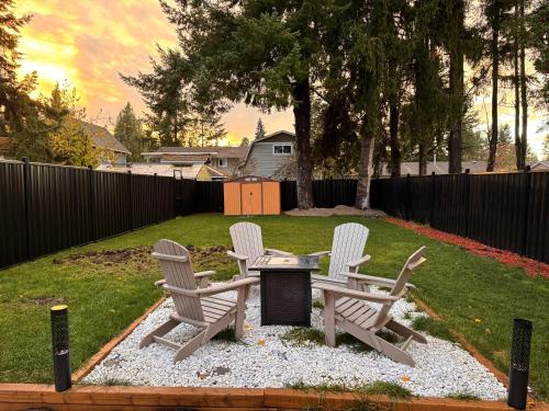 Imagen de la galería de Spacious 4 BD House with Fire-pit, Outdoor Theatre & More, en Langley
