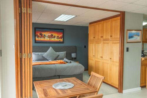 een slaapkamer met een bed en een tafel erin bij Cyprus Seas in Gqeberha