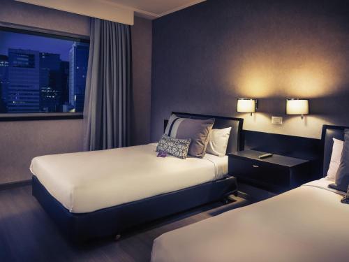 Una cama o camas en una habitación de Mercure Santiago Centro