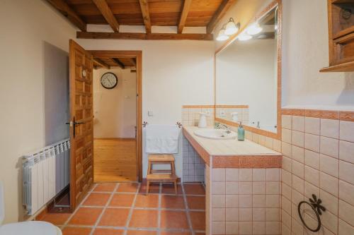 a bathroom with a sink and a mirror at El Escondite de Los Duendes in Tanarro