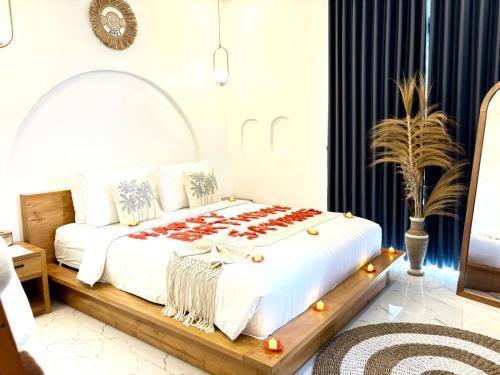 Un ou plusieurs lits dans un hébergement de l'établissement Nadine Villa Kintamani with Natural Hot Spring