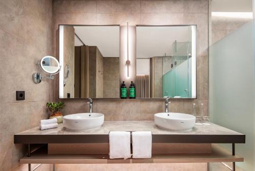 Koupelna v ubytování Crowne Plaza Labuan Bajo by IHG