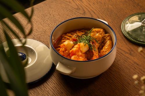 シンガポールにあるMETT Singaporeのテーブルの上に置かれた食べ物の入ったボウル