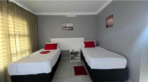 Ένα ή περισσότερα κρεβάτια σε δωμάτιο στο Mametja lodge