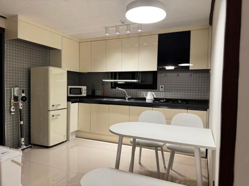 Köök või kööginurk majutusasutuses Stay Moonlight N301 Jinju Castle Jinyangho Park Yudeung Museum Jinju National University of Education Jinju Health University Kyungpook National University Jinju Court