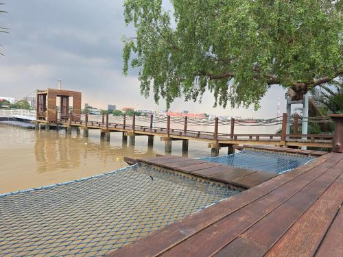 Výhled na řeku, která protéká v blízkosti hotelu