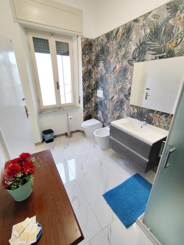 a bathroom with a sink and a toilet at Villa Mehari in Pisa