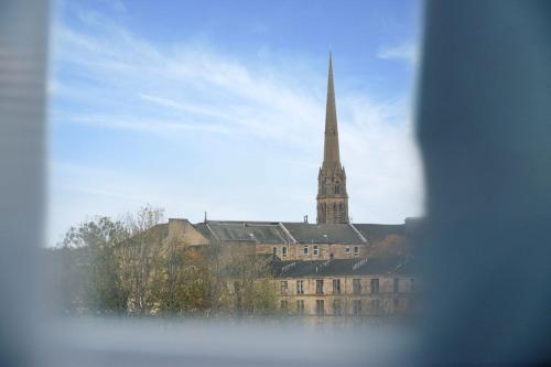 a large building with a steeple and a church at 2BR West End Apartment Near Botanic Gardens in Glasgow