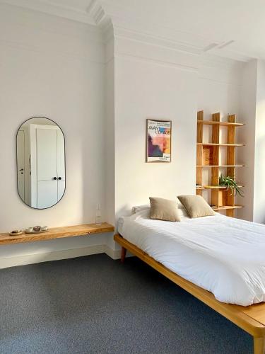 Postel nebo postele na pokoji v ubytování Canopée guesthouse
