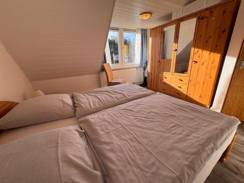 ein großes Bett in einem Zimmer mit Fenster in der Unterkunft Ausblick in Vitzdorf