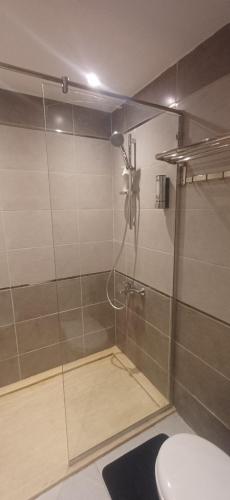 Et badeværelse på Luxury Studio, pool, Private beach & close to Airport