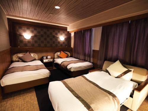 - une chambre d'hôtel avec 2 lits dans l'établissement Hotel Areaone Kochi, à Kōchi