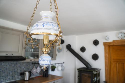 Una lámpara colgando de una cadena en la cocina en Chalupa Císařský, en Šluknov