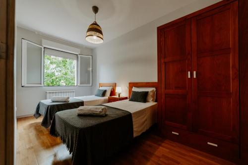 ein Schlafzimmer mit zwei Betten und einem Fenster in der Unterkunft Living Logroño in Logroño