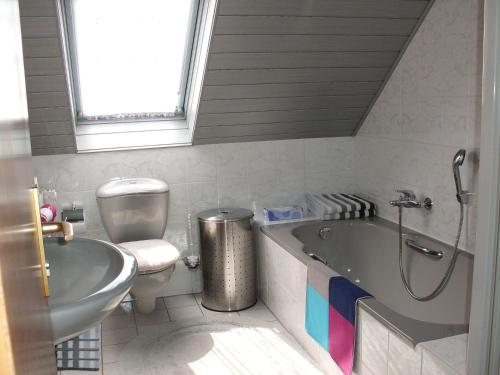 Un baño con bañera, inodoro y lavabo. en Gerä Umige Ferienwohnung In Lay Am Moselhang, en Coblenza