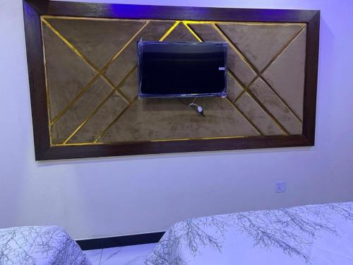 TV en la pared de una habitación en Defence Orchard DHA, en Dargai