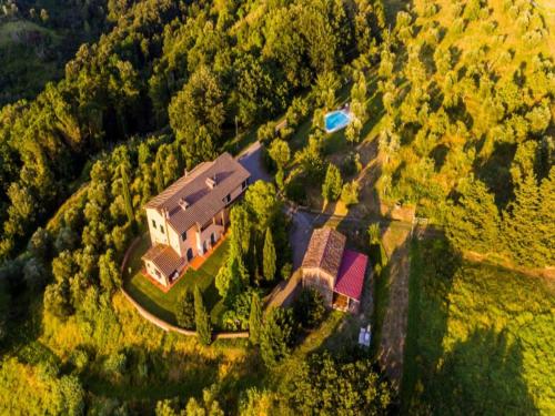 una vista aérea de una gran casa en el bosque en Spacious Tuscan Villa Retreat, en Palaia
