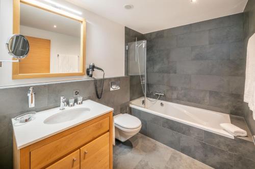 Ένα μπάνιο στο Center peak apartment Zermatt