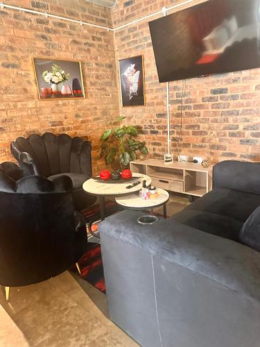 TV a/nebo společenská místnost v ubytování A Rosey Fresh Burgundy Hotel