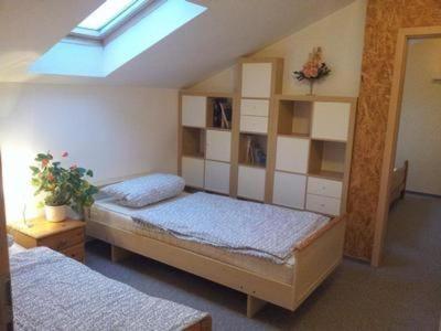 a bedroom with two twin beds and a skylight at Reiterstübchen in Kuchelmiß