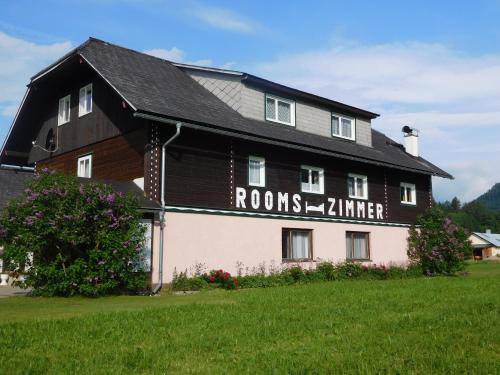 Un edificio con un letrero que dice "Madera Roosts". en Haus Zink, en Pichl bei Aussee