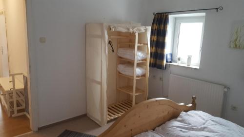 Un dormitorio con una cama y una estantería. en Ferienwohnung Hunteblick, en Wildeshausen