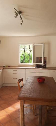 Appartement T2 في مونتوبان: مطبخ به طاولة خشبية ونافذة