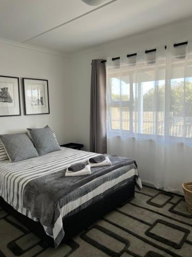 Un dormitorio con una cama y una ventana grande en Brenton Bliss 3-N, en Brenton-on-Sea