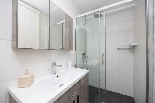 Ένα μπάνιο στο Villa Leo