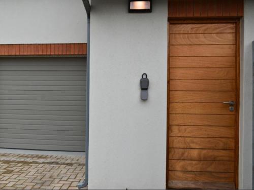 ein hölzernes Garagentor mit einem Schloss daran in der Unterkunft 1 on York Townhouse 3 in George