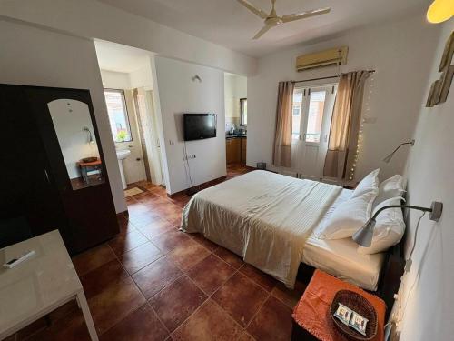 Giường trong phòng chung tại Firefly Studio Apartment