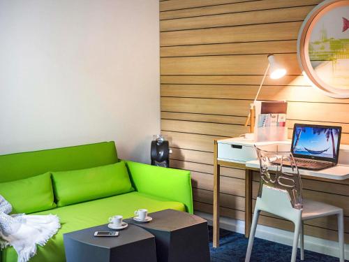 TV a/nebo společenská místnost v ubytování ibis Styles Strasbourg Avenue du Rhin