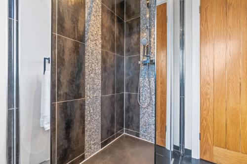 a bathroom with a shower with a glass door at Luxury Escape Sleeps 7 in Albrighton- 4 Beds 3 Double beds 1 single 2 Mins to M54 RAF Cosford Shifnal Telford Oxley Staffordshire -JLR Wolves Stafford I54 Business Park- 10 Mins to M6- 40 Mins to NEC Regular & Long Work Stays available - Samina- ARZ Stays in Albrighton