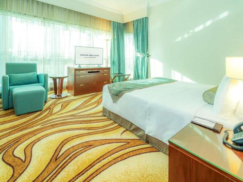 Postel nebo postele na pokoji v ubytování Grand Mercure Majlis Residences Abu Dhabi