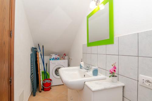 TeltiにあるPasigà- Jacuzi privata vicino Olbiaの洗面台と洗濯機を備えたバスルーム