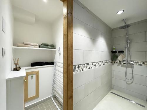 een badkamer met een douche en een wastafel bij Chtite Vosgienne Gîte 4 étoiles cosy in Vecoux