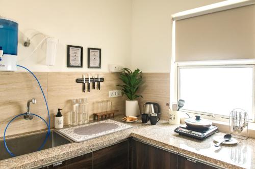 Kuchyň nebo kuchyňský kout v ubytování Artistic Haven 1BHK Apartment, Vrindavan