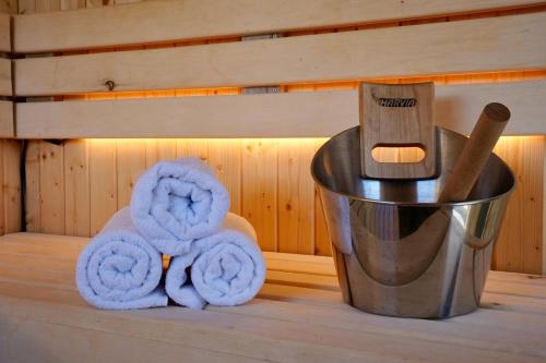 InnsetCabin Huskyfarm Innset的桑拿房里有个装着毛巾的垃圾桶。