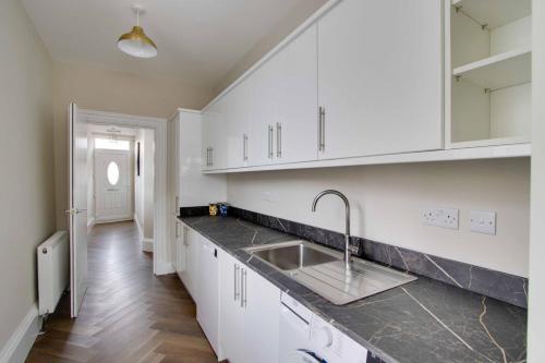 Köök või kööginurk majutusasutuses Large 6BR Home Parking Near Arbroath Beach